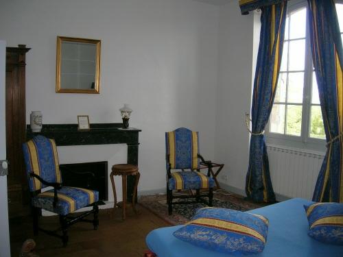 Charming guest room at Château de Séguenville © Cold Spring Press 2005