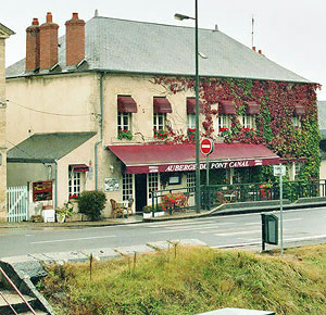 l'Auberge du Pont Canal, Le Guétin.  Copyright 2009 Cold Spring Press.  All rights reserved.