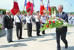 Prefet of the Var laying flowers at Cavalaire. Photo Hubert Falco, Preft.  All rights reserved.