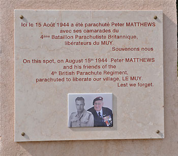 Plaque honoring Lt Peter Matthews.  Photo Ria Stevens.  All rights reserved.