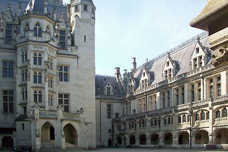 Mullioned windows at Pierrefonds. Photo 2011 by Clara Dudezert. All rights reserved.