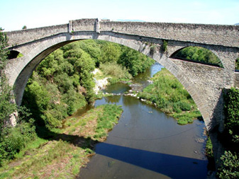 Le Pont du Diable de Céret.  Wikipedia