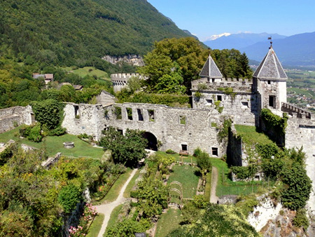 Château de Miolans.    Wikimedia.org