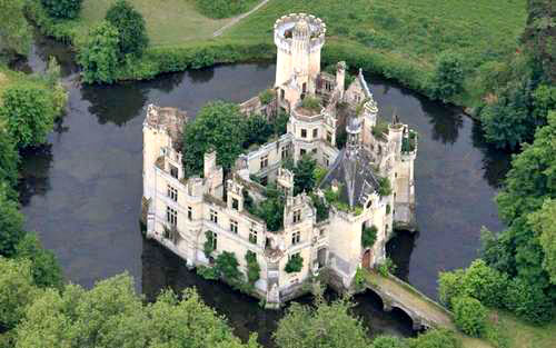 Château de la Mothe-Chandeniers.  Courtesy Dartagnans.fr web site.