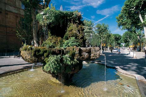 Fountain on Cours Mirabeau - Photo by Hitau