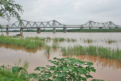 Long Ben bridge, Hanoi.  Photo:  Wikipedia