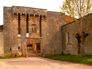 Flavigny Porte.  Wikipedia