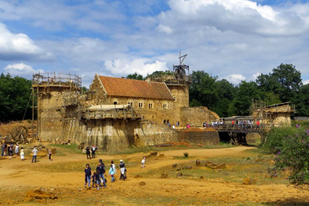 Guédelon 2015.  Wikipedia