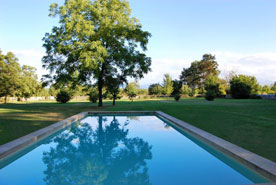 Swimming pool and mountain view Château de St-Martory.