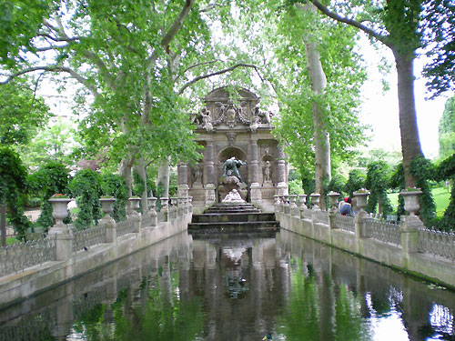Monument  Ct du Palais.  Courtesy Wikimedia
