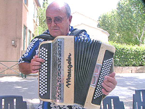 Accordoniste, Villeneuve-les-Coribres.  Copyright 2010 Marlane O'Neill.  All rights reserved.