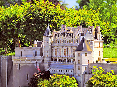 Château d'Amboise in minature.  Courtesy Le Parc Mini-Châteaux web site