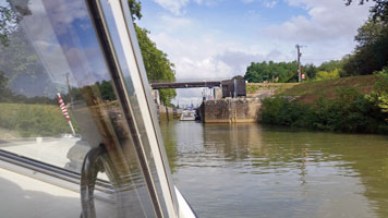 Approaching the locks.  Copyright Sue Porter.  All rights reserved.