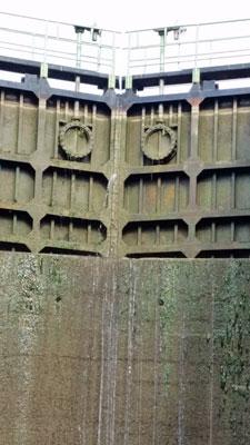 Passing through the locks.  Copyright Sue Porter.  All rights reserved.