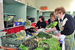 Choosing groceries.  Courtesy www.gentside.com/restos-du-coeur/