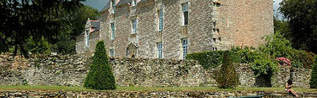 Chteau de Talhout and its ancient stone walls. Property of Jean-Pol Soulaine.  All rights reserved.