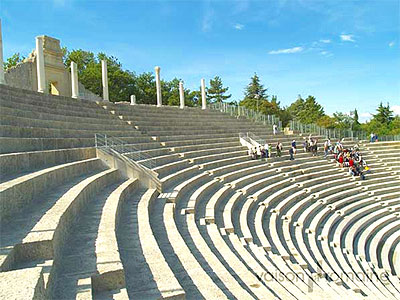 Roman theatre. Photo courtesy of http://www.vaison-la-romaine.com/.  All rights reserved.