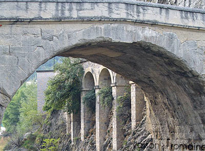 Roman bridge. Photo courtesy of http://www.vaison-la-romaine.com/.  All rights reserved.