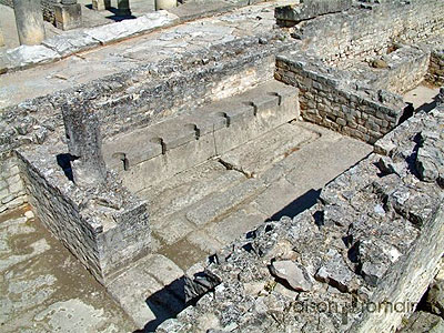 Latrines.  Photo courtesy of http://www.vaison-la-romaine.com/.  All rights reserved.